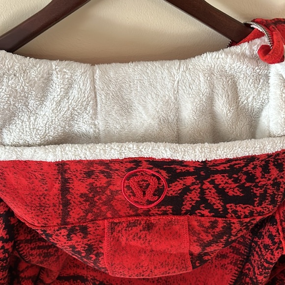 Special Edition Lululemon zip up hoodie; fleece lined hood. Size 6 - Picture 5 of 7